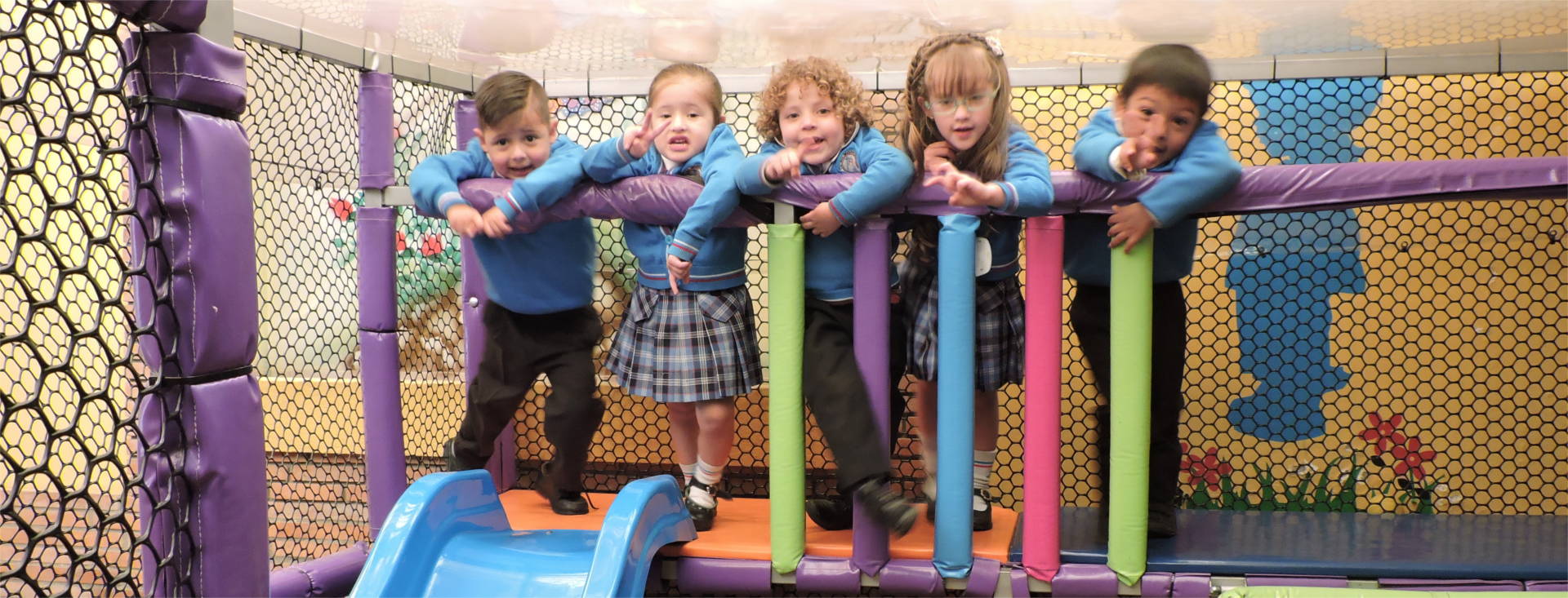 Fotografia mostrando cinco estudiantes del Liceo Montessori